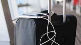 Bir güvenlik uzmanı, havaalanında akıllı telefonlar için USB şarj cihazlarının tehlikelerini açıklıyor: